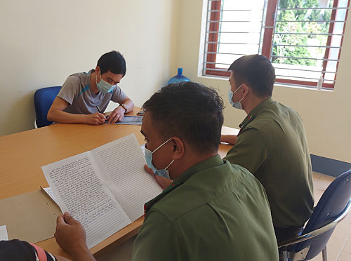 Ông Bùi Văn Quyết tại Phòng An ninh mạng và Phòng chống tội phạm sử dụng công nghệ cao - Công an tỉnh.